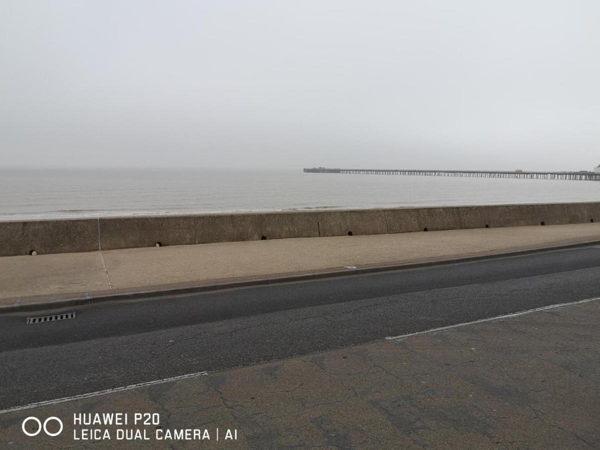 Lovely 2-Bed Caravan In Walton On The Naze Экстерьер фото