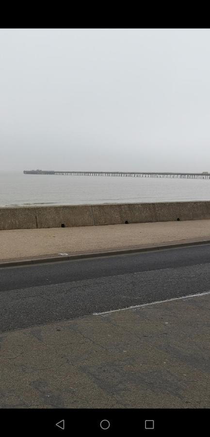 Lovely 2-Bed Caravan In Walton On The Naze Экстерьер фото