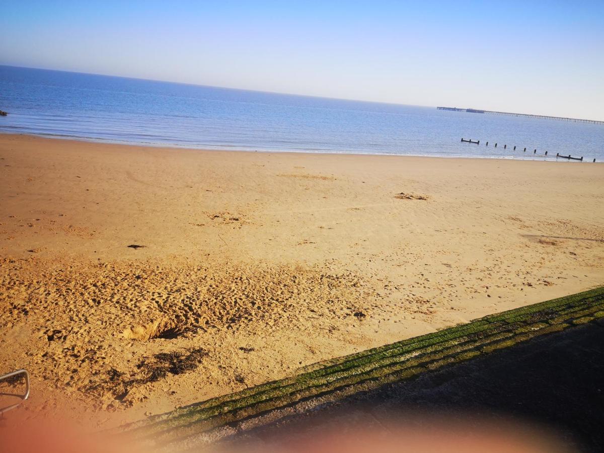 Lovely 2-Bed Caravan In Walton On The Naze Экстерьер фото