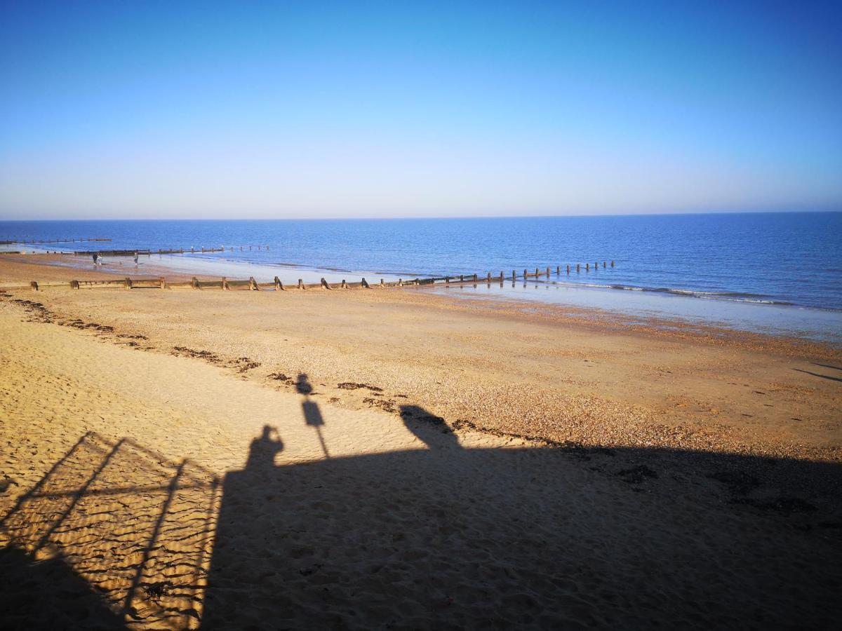 Lovely 2-Bed Caravan In Walton On The Naze Экстерьер фото