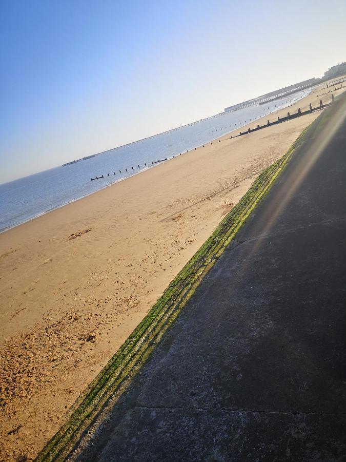 Lovely 2-Bed Caravan In Walton On The Naze Экстерьер фото