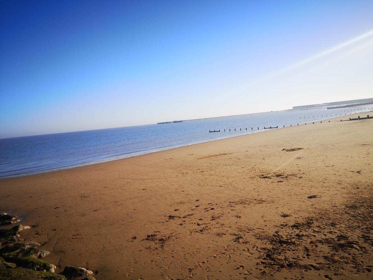 Lovely 2-Bed Caravan In Walton On The Naze Экстерьер фото